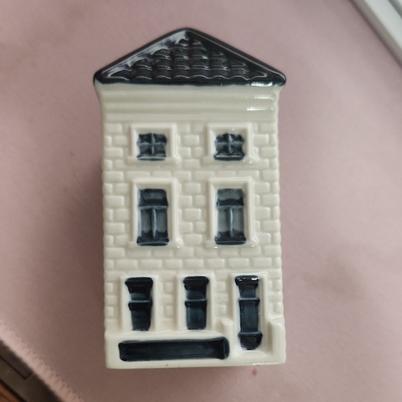 KLM Other - Blue Delft's Klm By Bols Miniture House 26 Figurine
